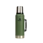 TERMO STANLEY CLASICO CON MANIJA Y TAPON CEBADOR 950 ML DRIED PINE