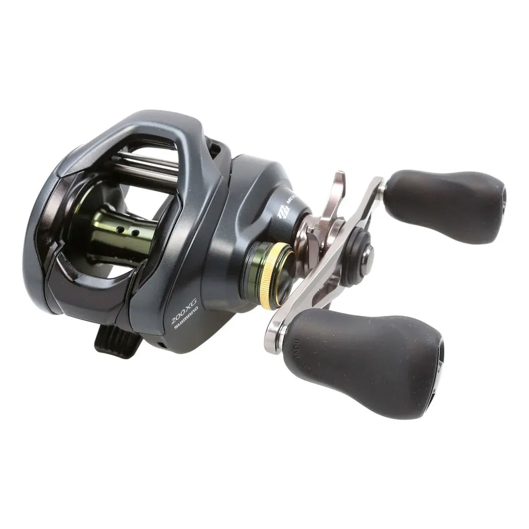 shimano-reel-rotativo-curado-cu200xgk-cu201xgk-142462-01.webp Reel Rotativo Shimano Curado 7BB 4.99kg Baitcasting – Negro - Imagen 1
